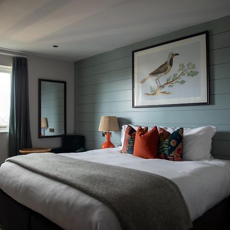The Bridge Hotel Чертси Экстерьер фото