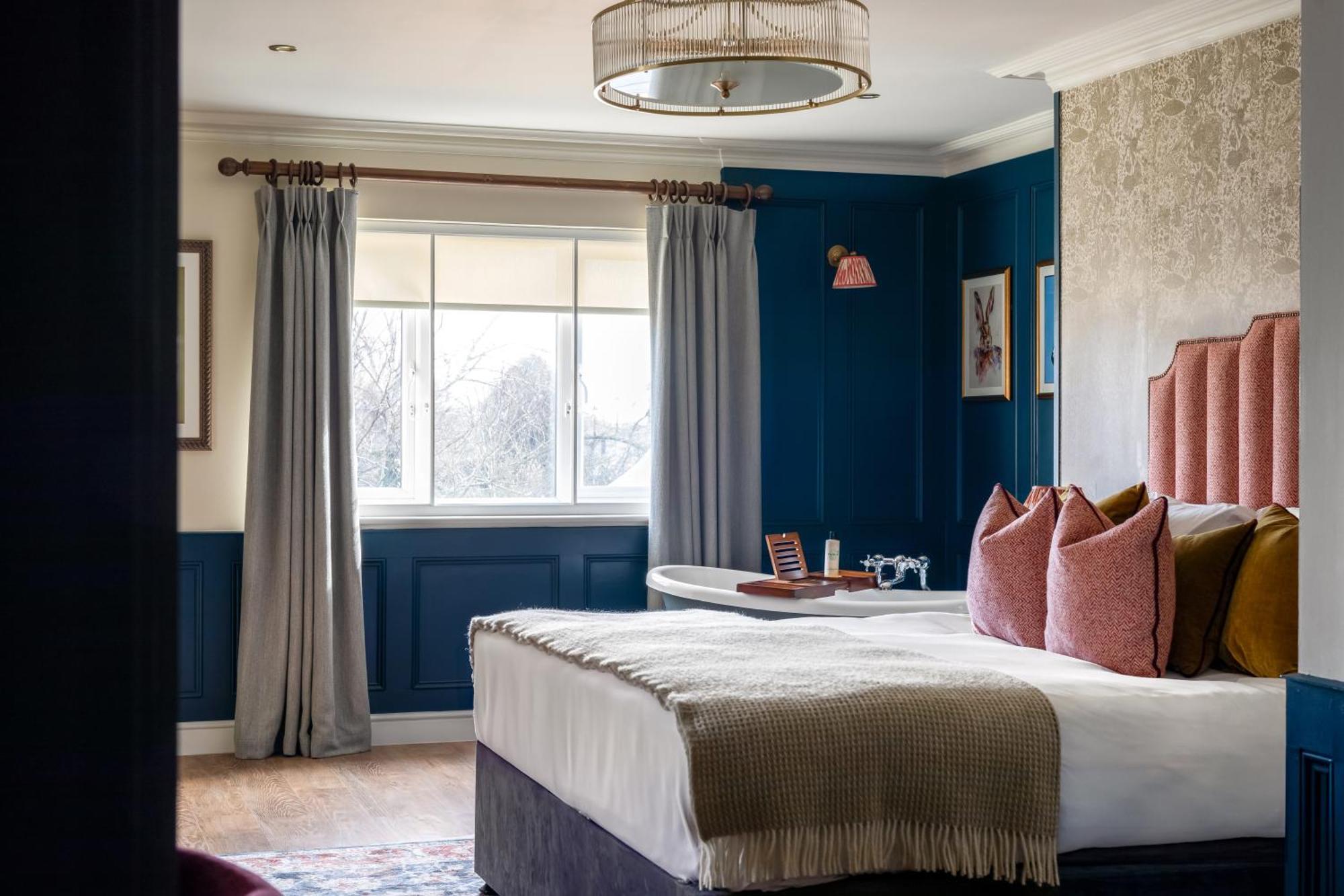 The Bridge Hotel Чертси Экстерьер фото