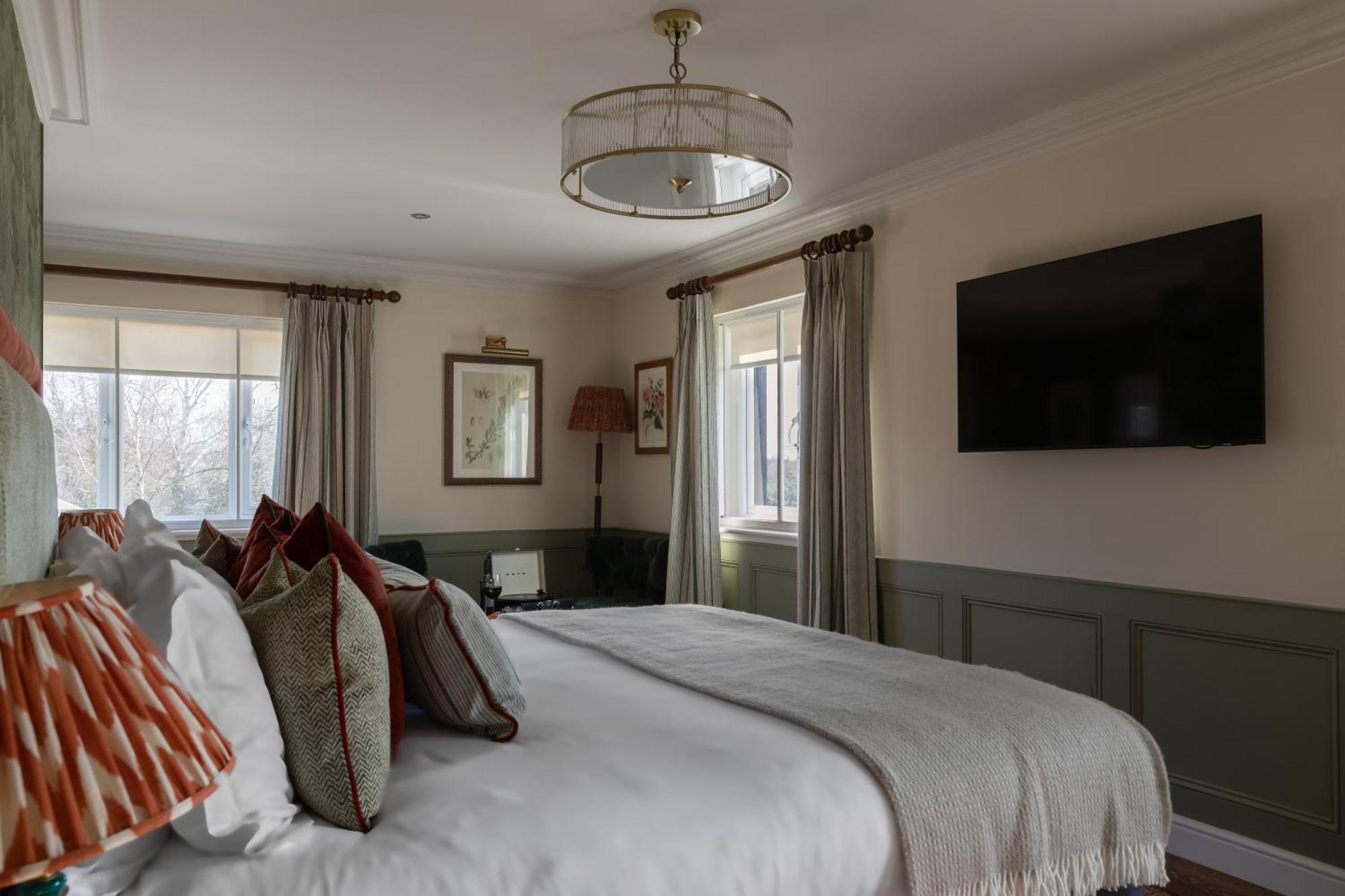 The Bridge Hotel Чертси Экстерьер фото