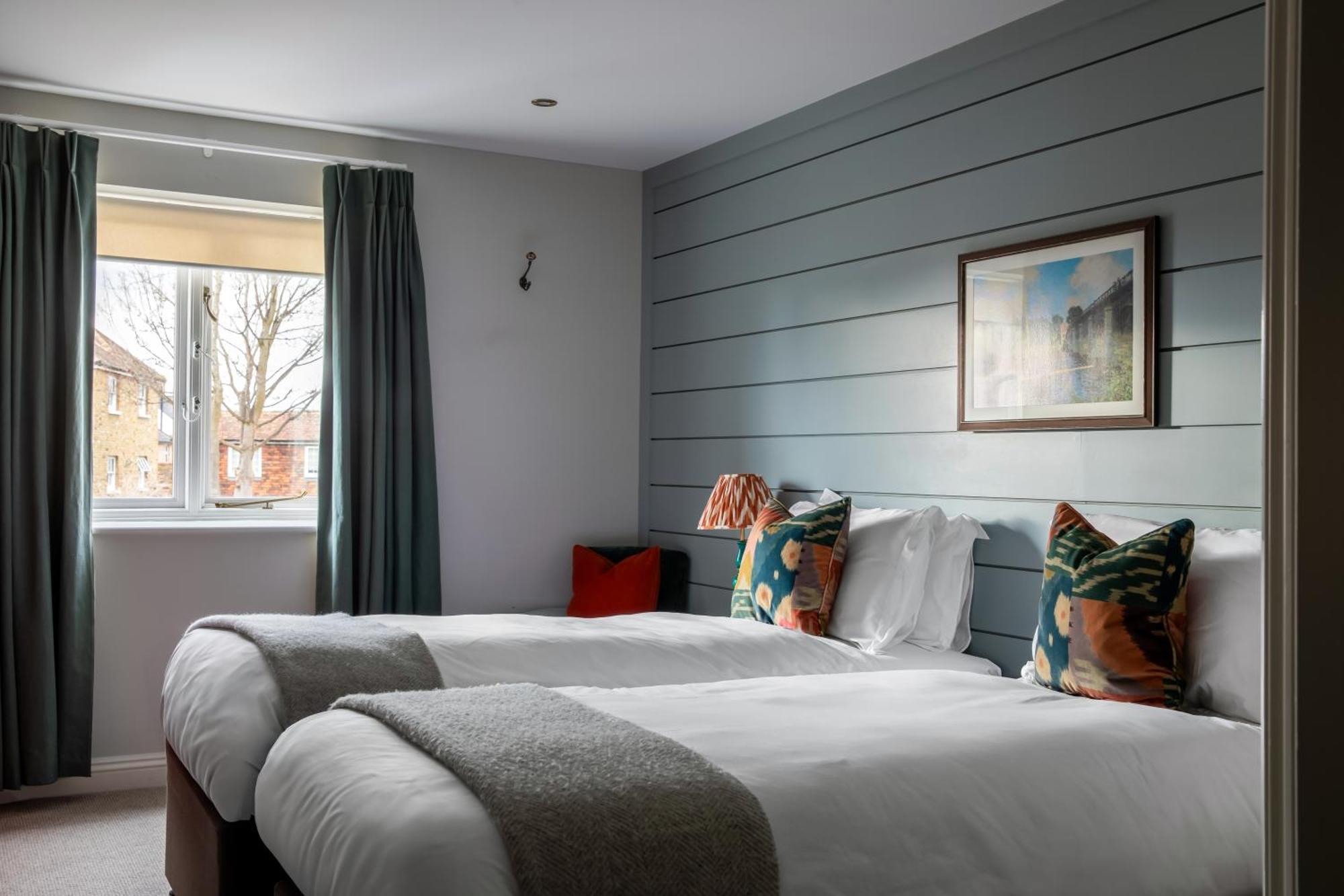 The Bridge Hotel Чертси Экстерьер фото