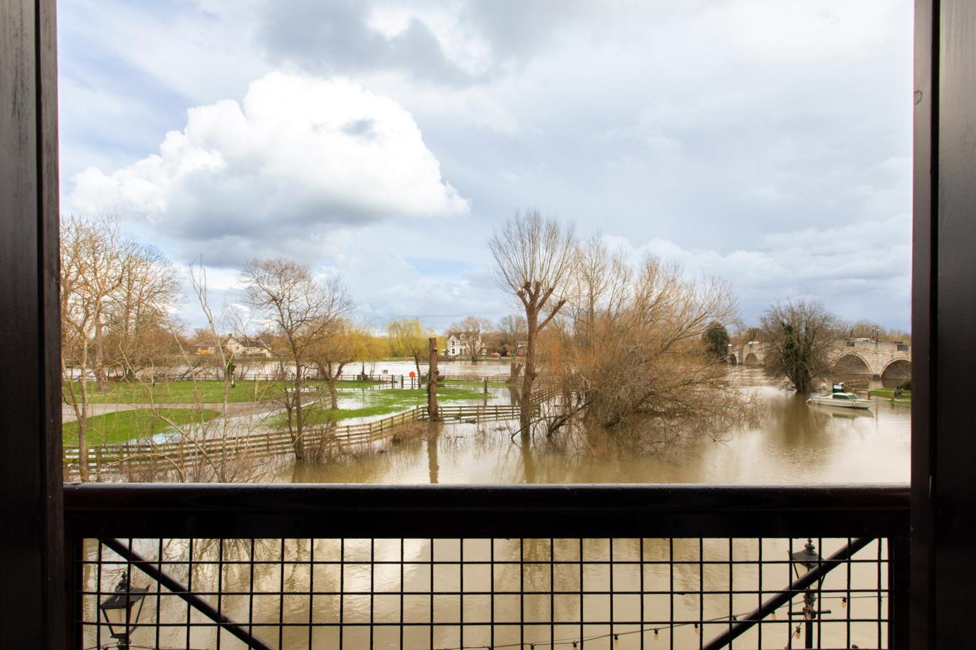 The Bridge Hotel Чертси Экстерьер фото