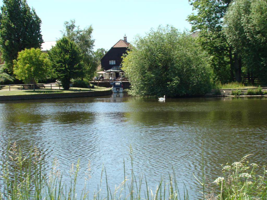 The Bridge Hotel Чертси Экстерьер фото