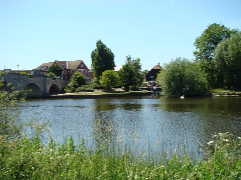 The Bridge Hotel Чертси Экстерьер фото