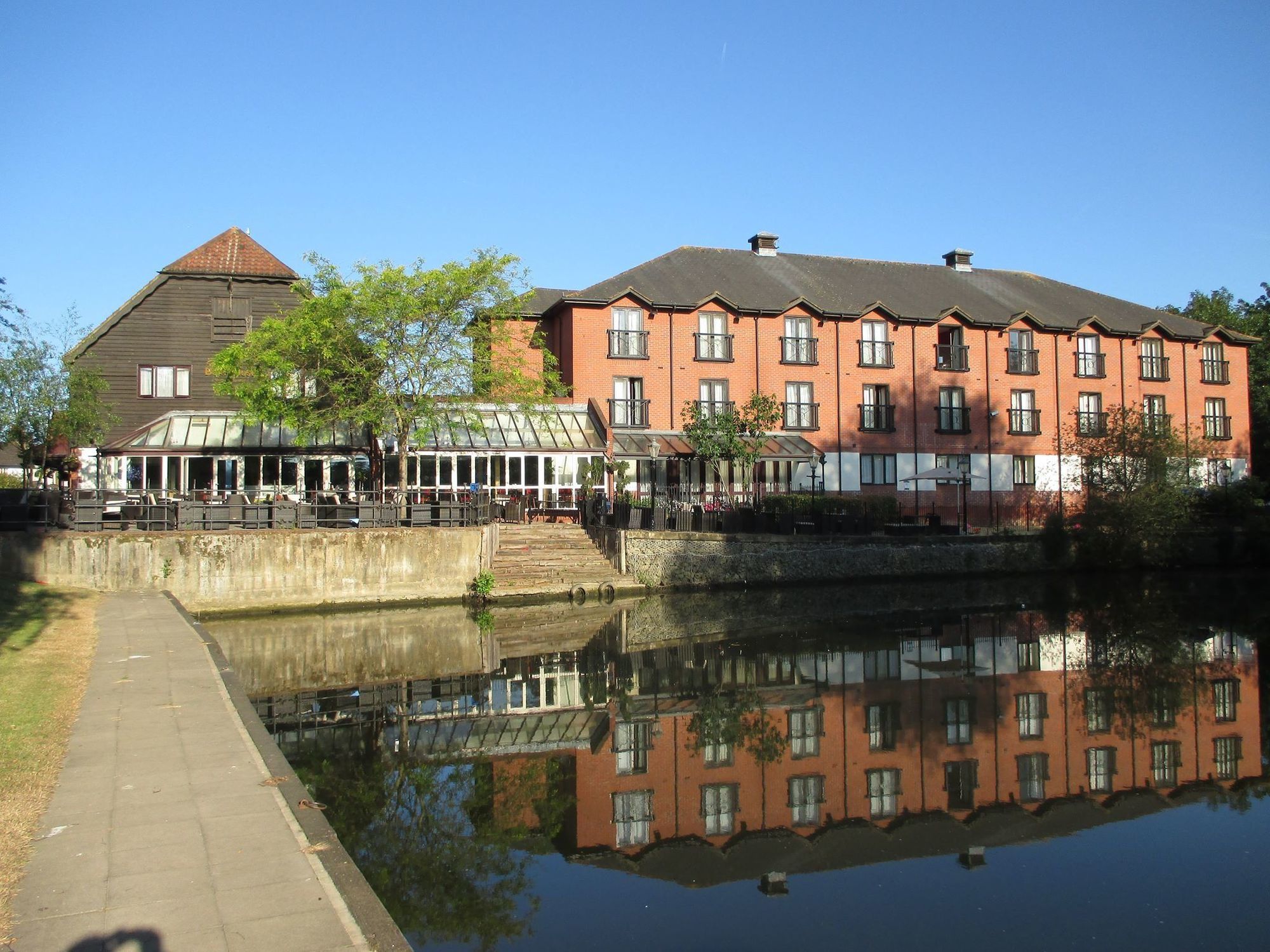The Bridge Hotel Чертси Экстерьер фото