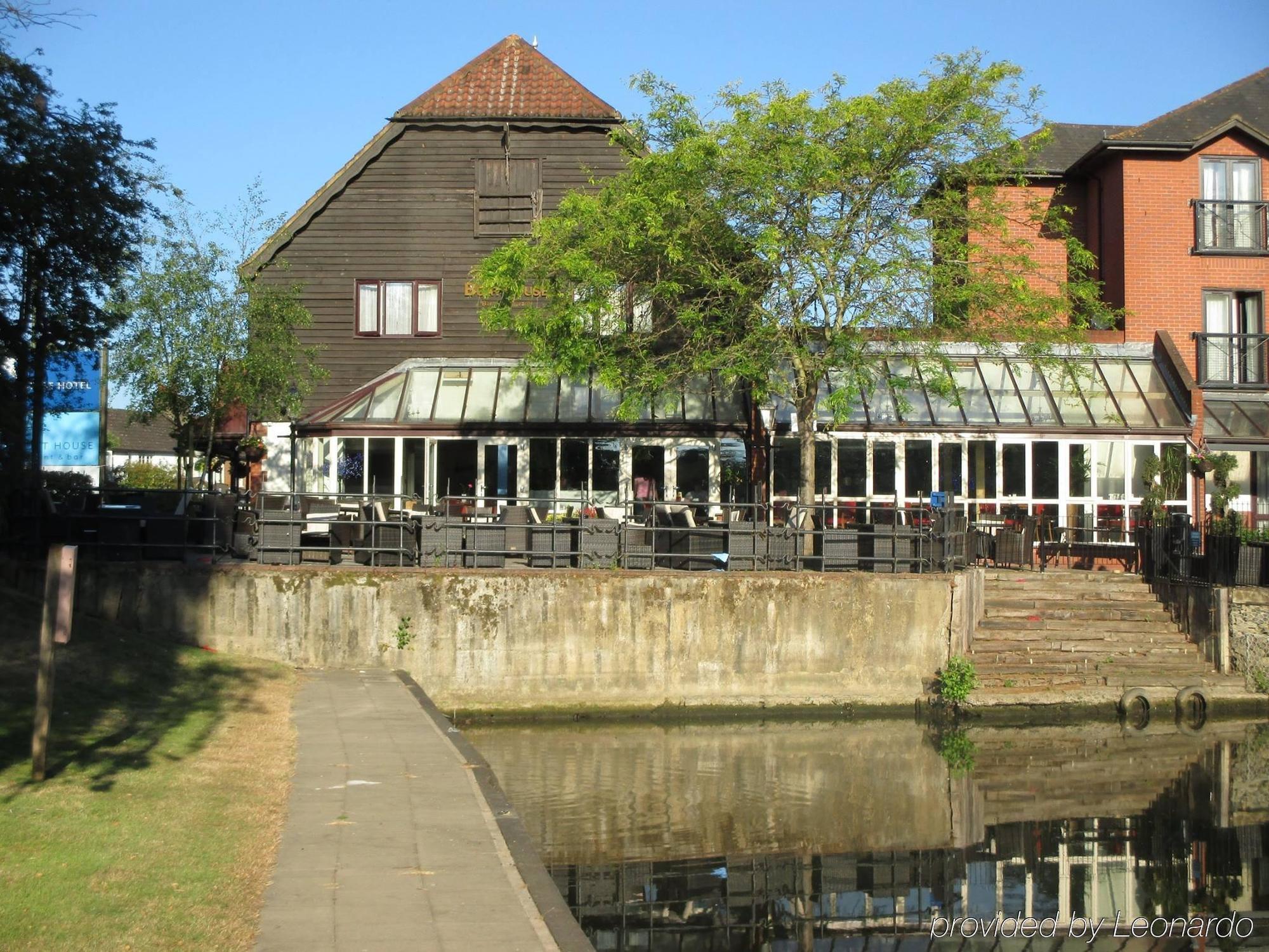 The Bridge Hotel Чертси Экстерьер фото