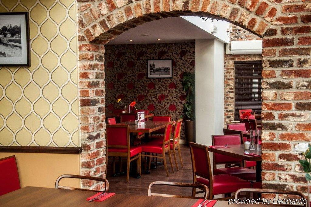 The Bridge Hotel Чертси Экстерьер фото