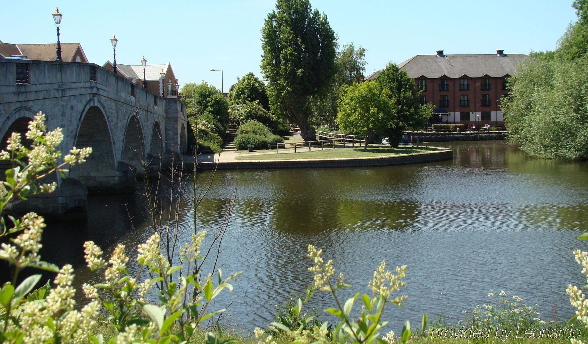 The Bridge Hotel Чертси Экстерьер фото