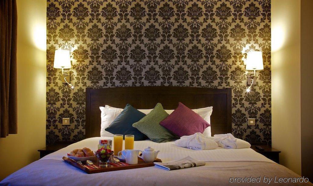 The Bridge Hotel Чертси Номер фото