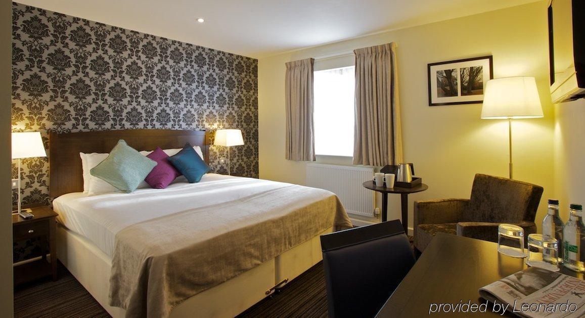 The Bridge Hotel Чертси Экстерьер фото