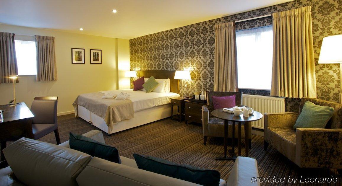 The Bridge Hotel Чертси Экстерьер фото