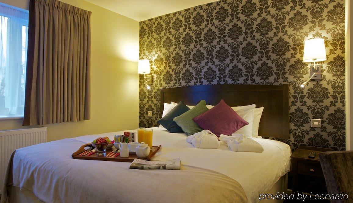 The Bridge Hotel Чертси Экстерьер фото