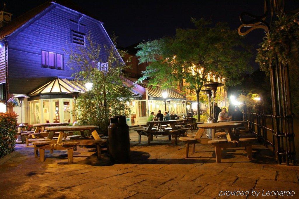 The Bridge Hotel Чертси Экстерьер фото