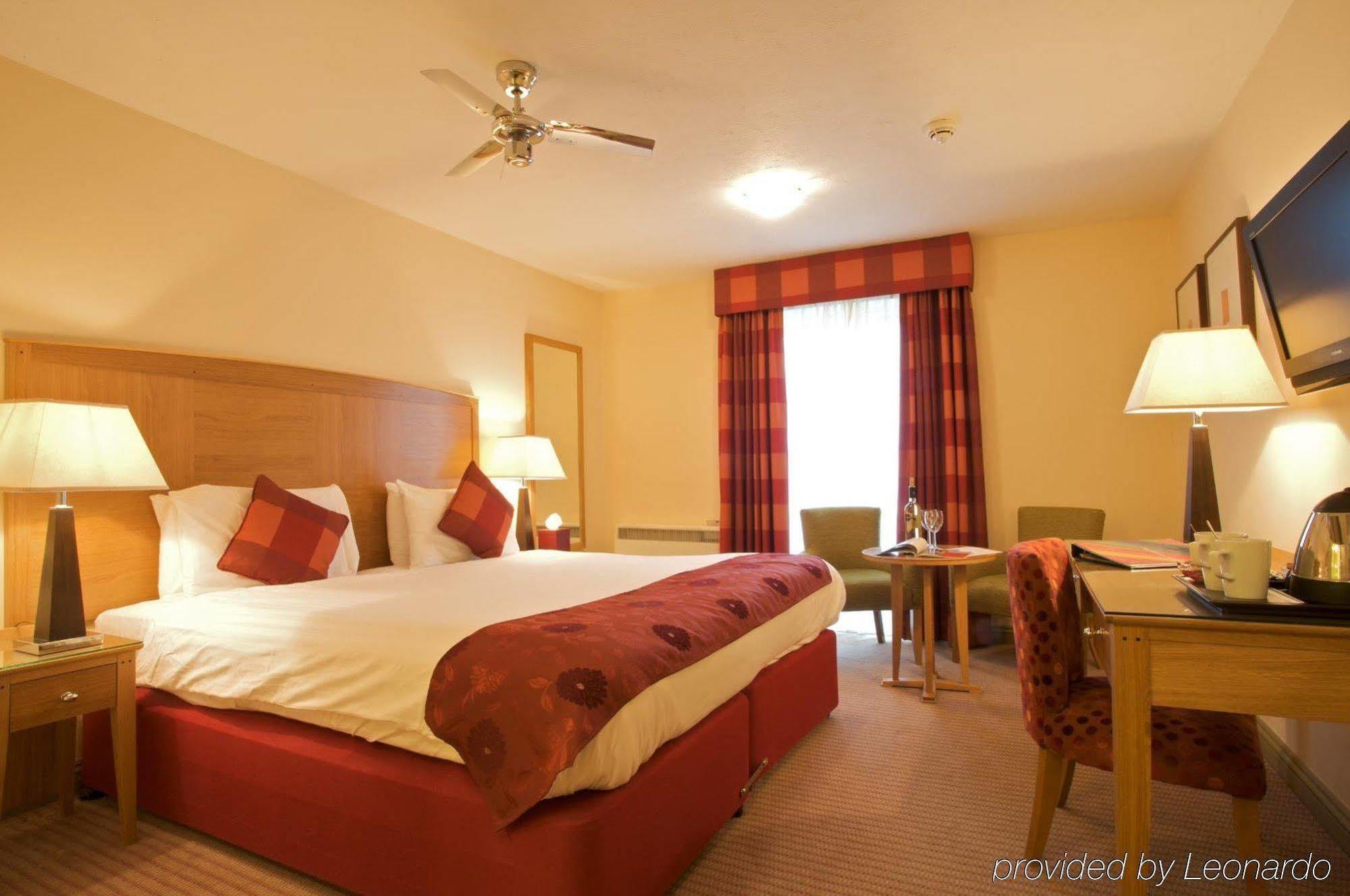 The Bridge Hotel Чертси Экстерьер фото